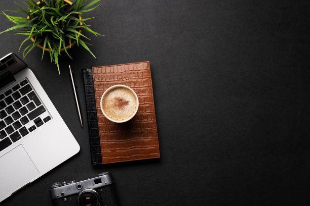 办公室桌子，笔记本电脑，一杯咖啡和用品图片下载