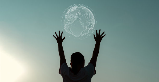 全球网络连接，科学和通信理念中的创新技术，地球掌握在人类手中。地球日。节能。图片下载