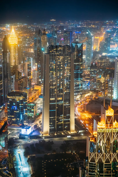 迪拜夜景鸟瞰图。 迪拜城市天际线的街道夜间交通。 垂直高质量照片图片下载