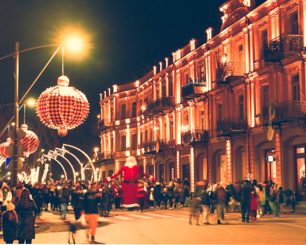 格鲁吉亚，第比利斯- 202年12月25日:圣诞节，在圣诞市场上，街道上有巨大的圣诞老人吉祥物的人们和孩子们。有意模糊效果电影外观滤镜图片下载