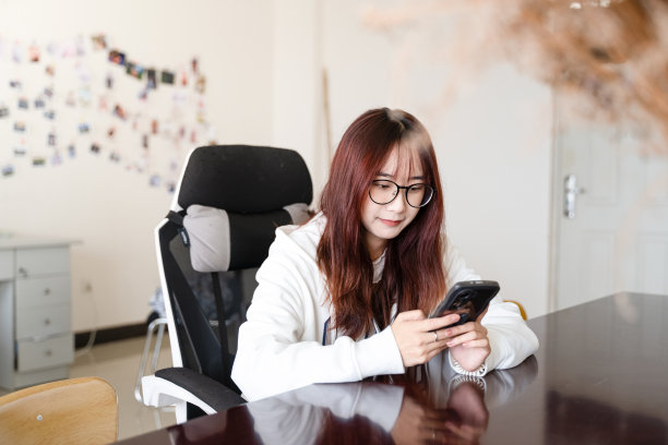 用手机聊天的女孩图片下载