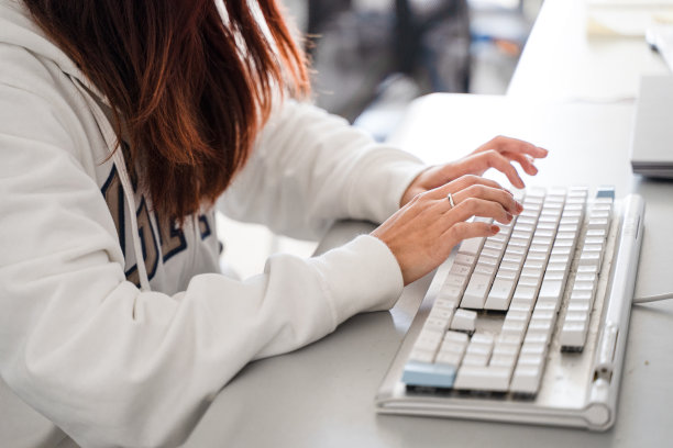 女孩在家用电脑上工作图片下载