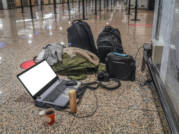 计算机模型。旅客的货物躺在机场的地板上图片下载