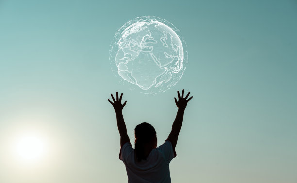 全球网络连接，科学和通信理念中的创新技术，地球掌握在人类手中。地球日。节能。图片下载