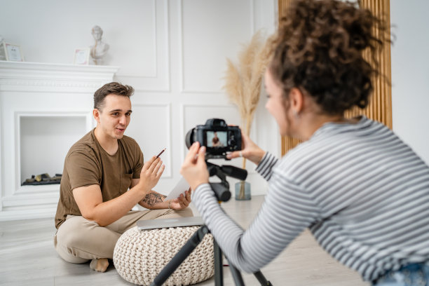 艺术家夫妇拍摄视频博客或课程记录指导图片下载