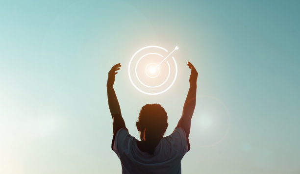 女性的剪影持有目标镖板上的天空背景与日落。它是领导成功、完成计划、实现目标和客观目标的象征。经营理念。图片下载