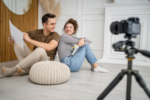 艺术家夫妇拍摄视频博客或课程记录指导图片下载