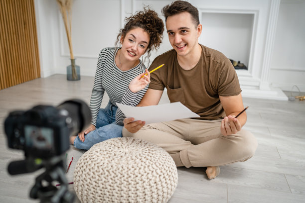 艺术家夫妇拍摄视频博客或课程记录指导图片下载