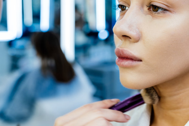 美发店里的黑发美女。图片下载