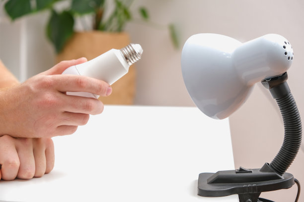 男人换了灯。节能灯。更换一盏节能灯。图片下载