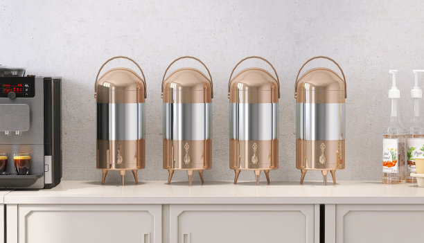 接近餐饮饮料柜台与浓缩咖啡机，不锈钢热饮分配器容器和糖浆泵瓶图片下载