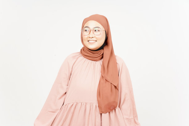 微笑和看着美丽的亚洲妇女戴着头巾孤立在白色背景图片下载
