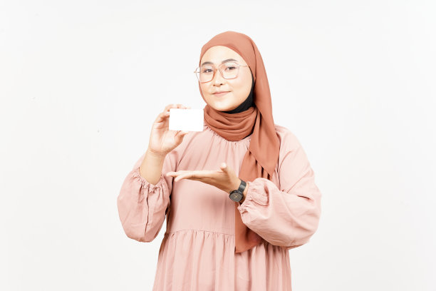 持有空白的银行卡或信用卡的美丽的亚洲妇女戴头巾隔离在白色图片下载