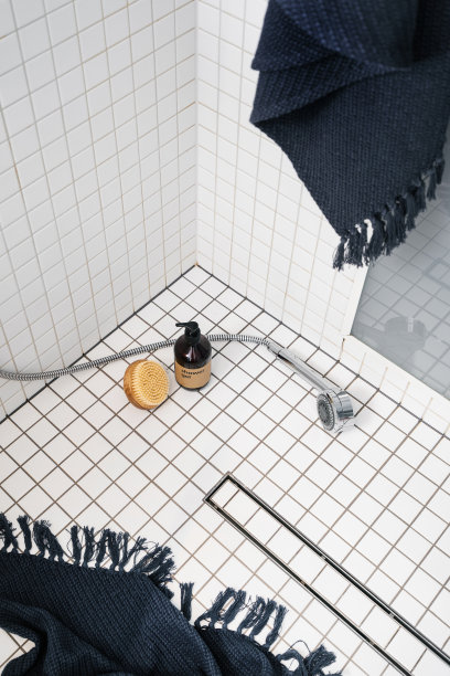 淋浴房配有毛巾、身体护理化妆品和木制按摩刷图片下载