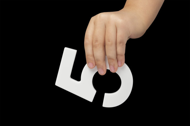 在黑色背景上，手里拿着五号。一个孩子手里拿着一张黑色背景的五号。插入:插入到一个项目或设计中图片下载