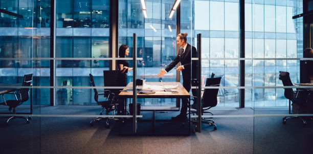 严肃的同事在会议室讨论项目图片下载