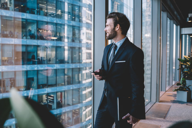 内容男执行经理在办公室用手机上网图片下载