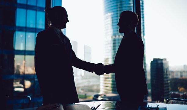 商人在办公室握手的剪影图片下载
