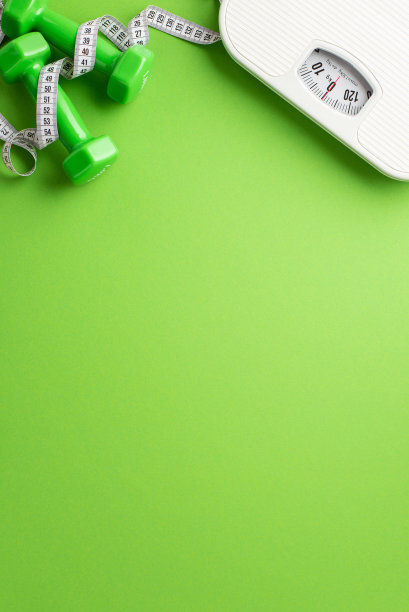 减肥的概念。顶视图垂直照片哑铃卷尺和秤上孤立的绿色背景与复制空间图片下载