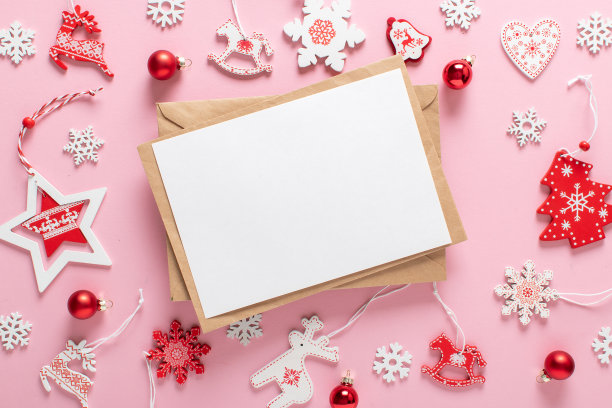 圣诞作文用牛皮纸信封和红白圣诞树玩具图片下载