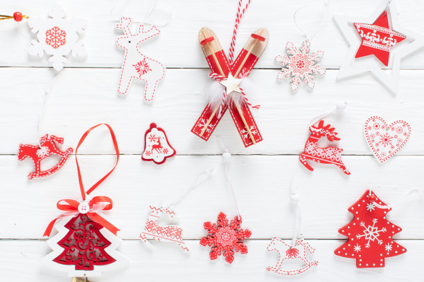 圣诞构图与红色和白色的圣诞树生态玩具在白色的木制背景。图片下载