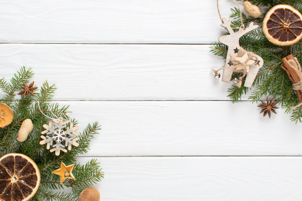 圣诞构图与圣诞树的树枝和生态自然的装饰，橙色，肉桂在白色的木制背景。图片下载