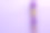 圣诞节的组成与紫色的圣诞树球和金色的圆锥体在紫色的背景。图片下载