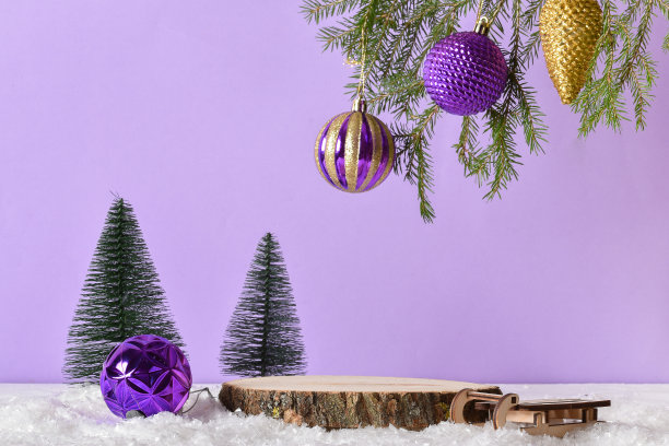 木质讲台在雪与节日装饰浅紫色的背景。有展示产品的舞台的圣诞节装饰图片下载