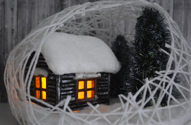 冬天的风景，屋顶上有雪，窗户上有光图片下载