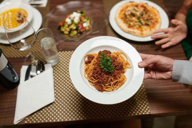 餐厅客人的意大利肉酱面图片下载