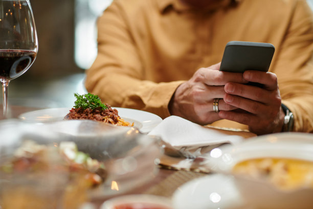 男子给朋友发短信图片下载