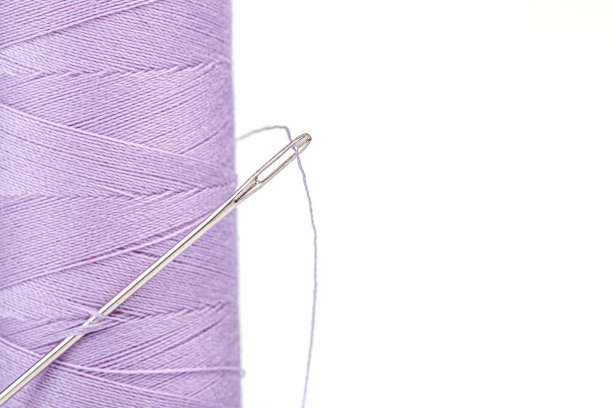 宏绞线紫色的颜色与针在白色的背景图片下载