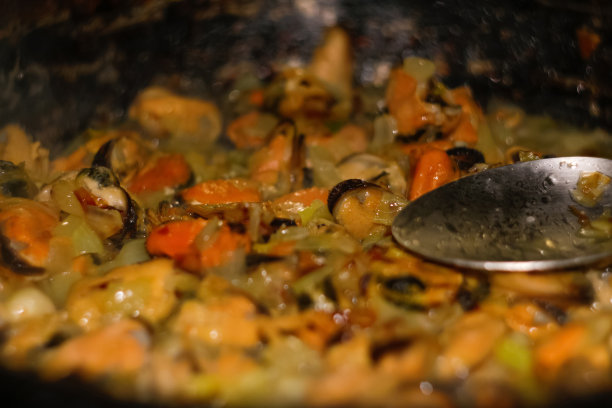 把贻贝放在平底锅上离焦。美味的海鲜贻贝配帕尔图片下载