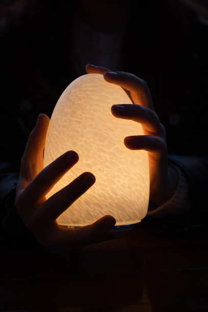 女孩的手里拿着一盏夜灯。图片下载