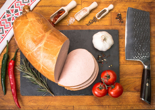 烟熏腊肠块，准备好上桌。图片下载