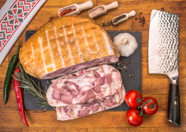 熏咸肉块，准备上桌。图片下载