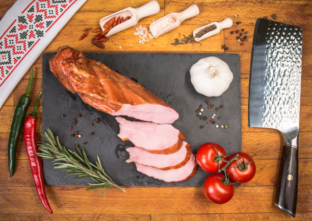 熏咸肉块，准备上桌。图片下载