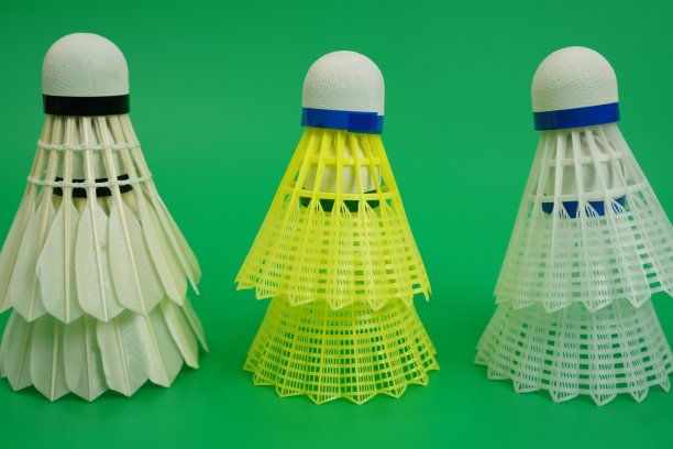 图示绿色背景上堆放的塑胶球和训练球。图片下载