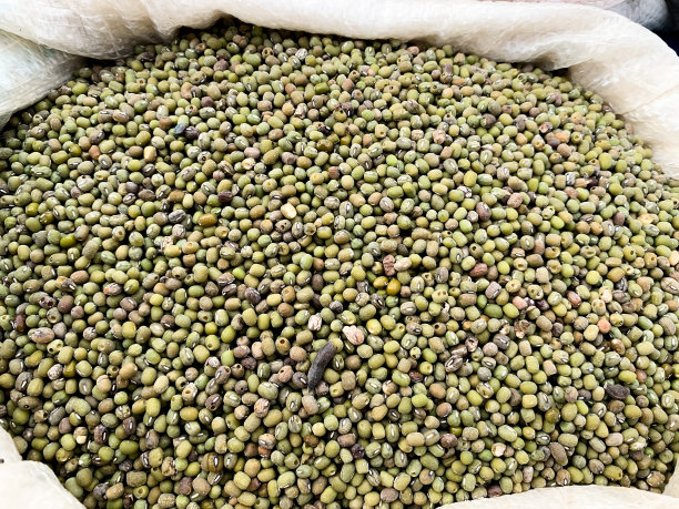 市场上出售袋装的青豆图片下载