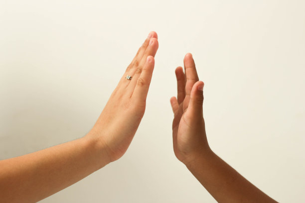 女儿和弟弟握手击掌。孤立。副本的空间。图片下载