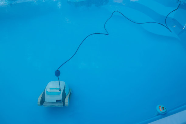 泳池清洁机器人当值时。图片下载