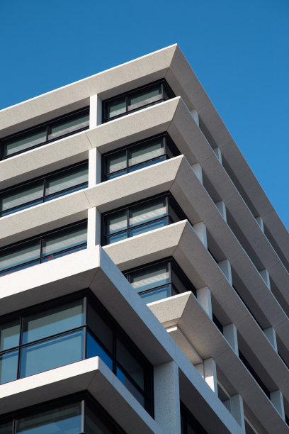 在一个阳光灿烂的日子里，一座建筑与蓝天的抽象画。图片下载