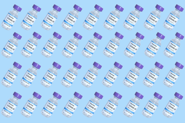 浅蓝色背景上的COVID-19疫苗小瓶图案。冠状病毒疫苗接种的后勤和物资。新的变种和菌株。图片下载