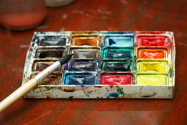 桌上放着水彩画和刷子图片下载