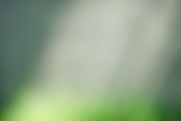 模糊的白光光束与来自底部背景的绿光。图片下载