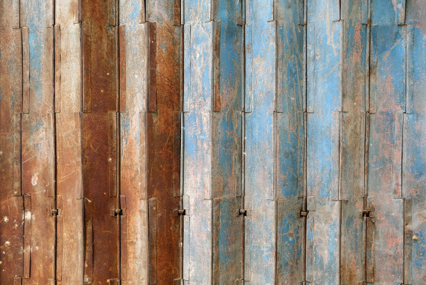 关闭旧折叠金属门背景。图片下载