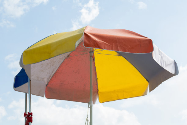 同一把伞有多种颜色。图片下载