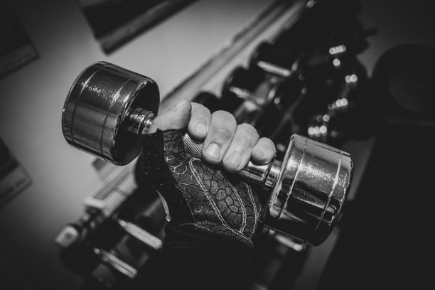 一只手拿着一个哑铃图片下载