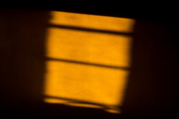 有油漆裂缝的黄色墙壁的表面。图片下载