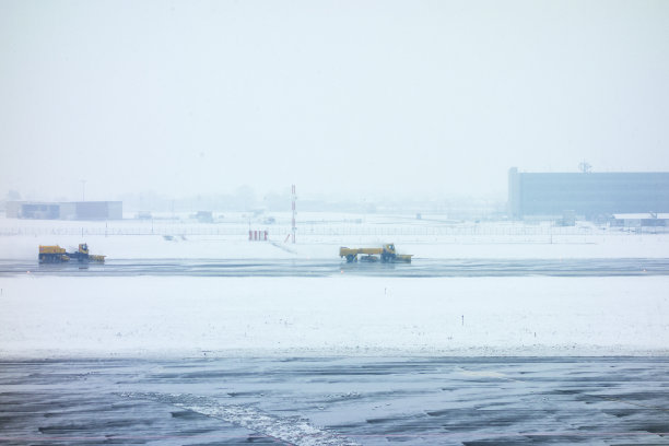暴风雪中机场上的扫雪机图片下载